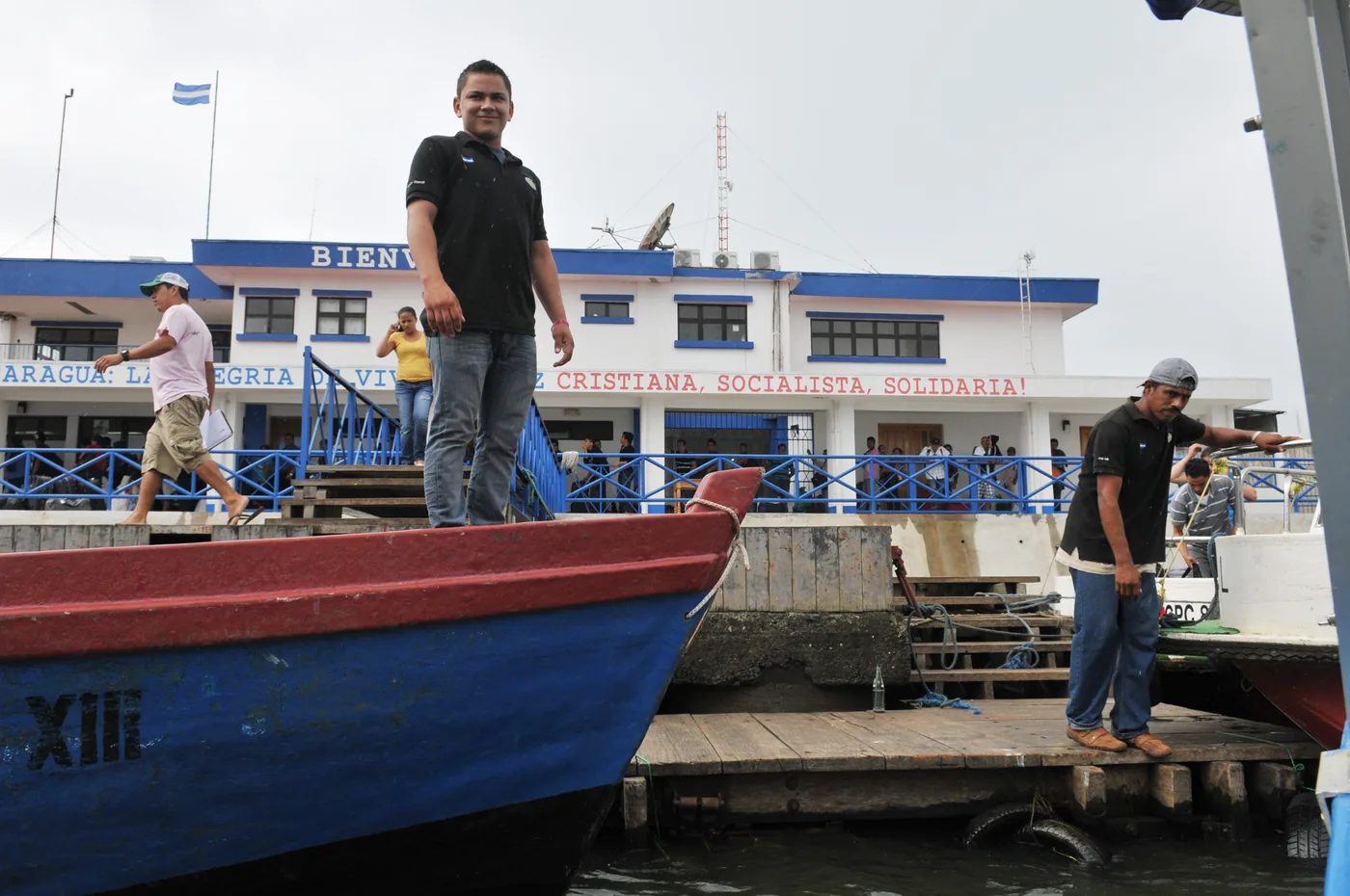 foto van een man op het dek van een boot en een andere man op de steiger ergens in Nicaragua