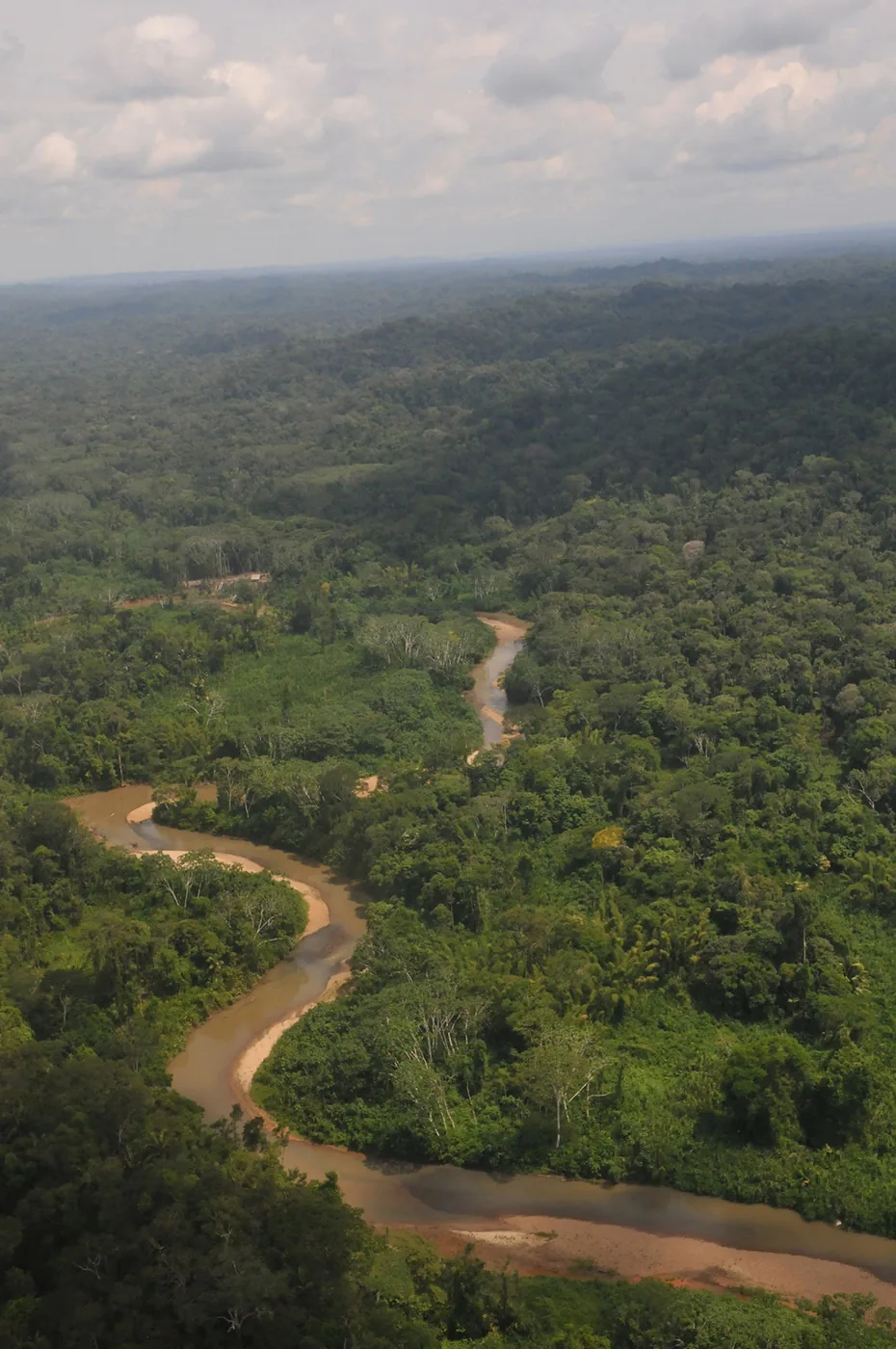 foto vanaf een hoge heuvel met uitzicht naar beneden van een kronkelende rivier in Ecuador