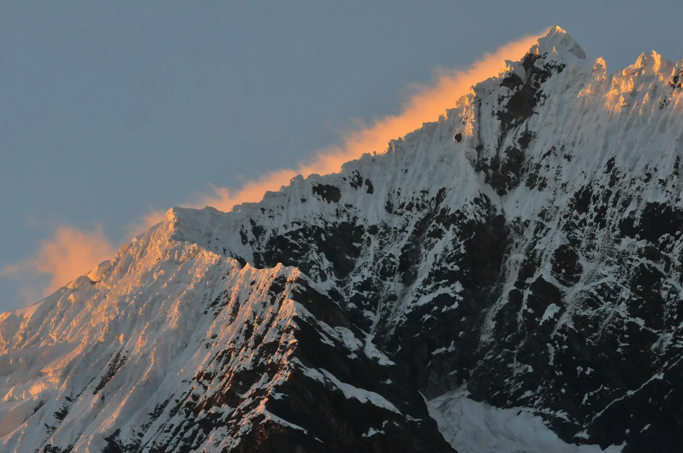 foto van Salkantaygebergte met opkomende zon