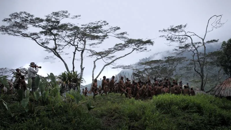 foto van Sebastiao Salgado van stam in ongerepte natuur met fotograaf met camera