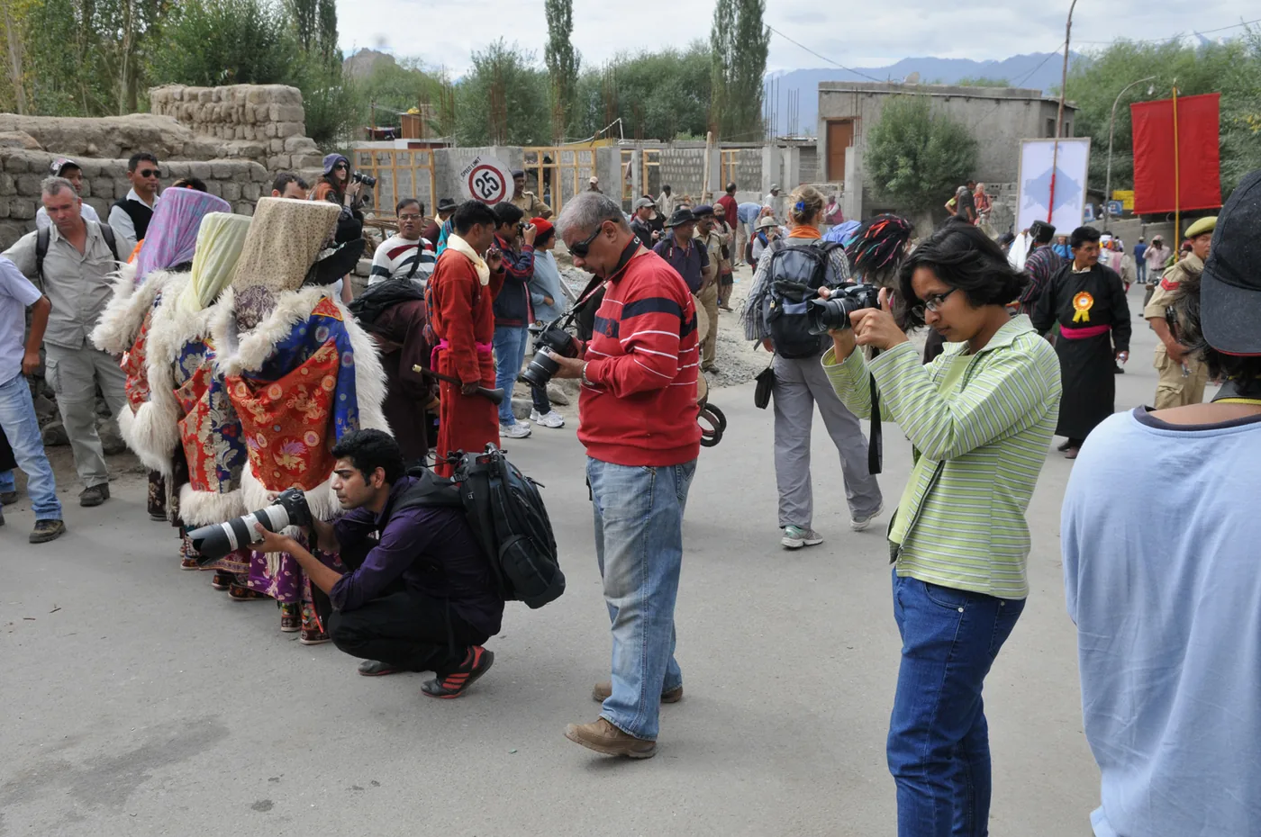 foto van ‍fotografen aan het werk tijdens het festival van Leh