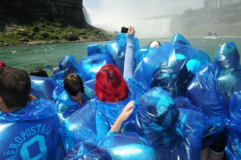 foto: © Tom van der Leij | Mensen in blauwe regenpakken bij Niagarawatervallen