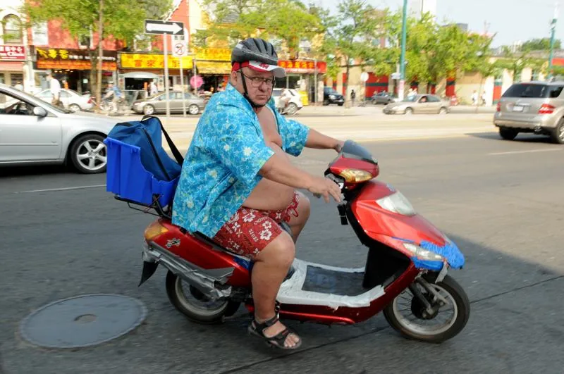 foto: © Tom van der Leij | dikke man op straat in Toronto op scooter