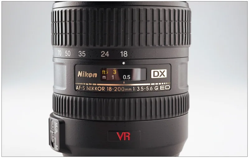 Nikon 18-200mm-zoomlens met afstandsschaal en brandpuntsafstanden