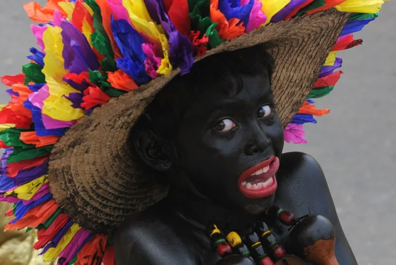 carnaval in Colombia door Tom van der Leij, jongen geschminkt