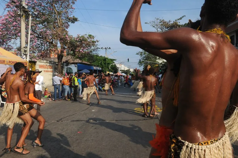 carnaval in Colombia door Tom van der Leij, dansend door alternatieve route