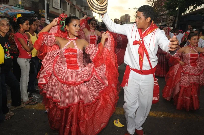 carnaval in Colombia door Tom van der Leij, man en vrouw in rood en witte kleding