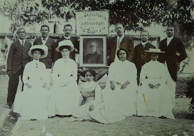 Deze foto komt uit de collectie van het Stichting Surinaams Museum en is gedigitaliseerd in samenwerking met het Nationaal Historisch Museum, Leden van de Free Evangelical Church met een portret van Reverend Meyer Salomon Bromet.