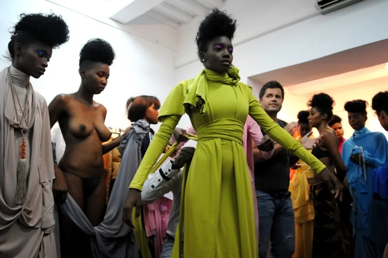 Modellen en medewerkers achter de schermen van een modeshow in Mozambique