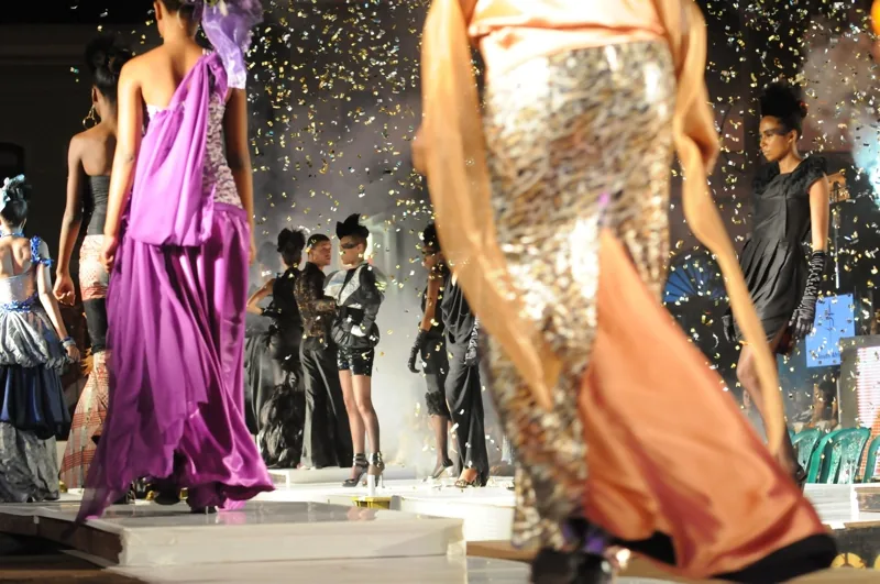 Modellen lopen over de catwalk tijdens een modeshow in Mozambique
