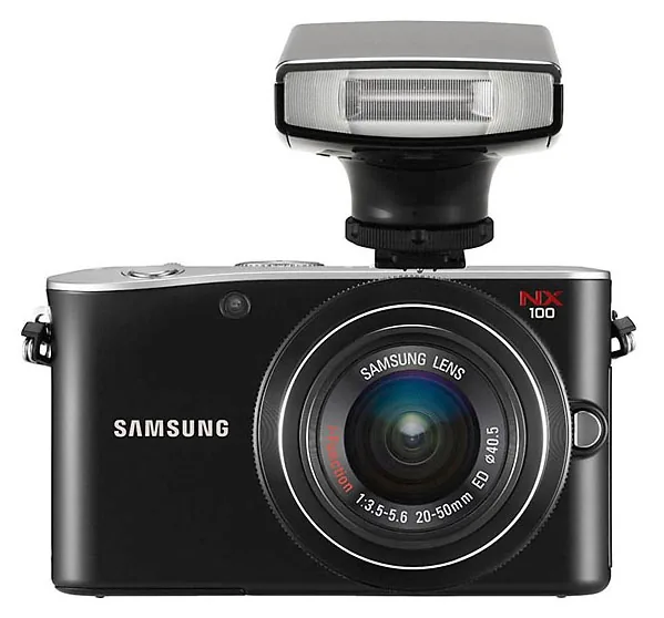 Samsung SEF15A-opzetflitser op de NX100
