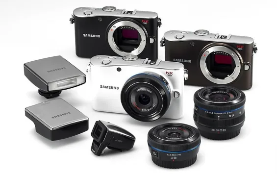 Samsung NX100 met objectieven, zoeker, flitser en GPS-eenheid