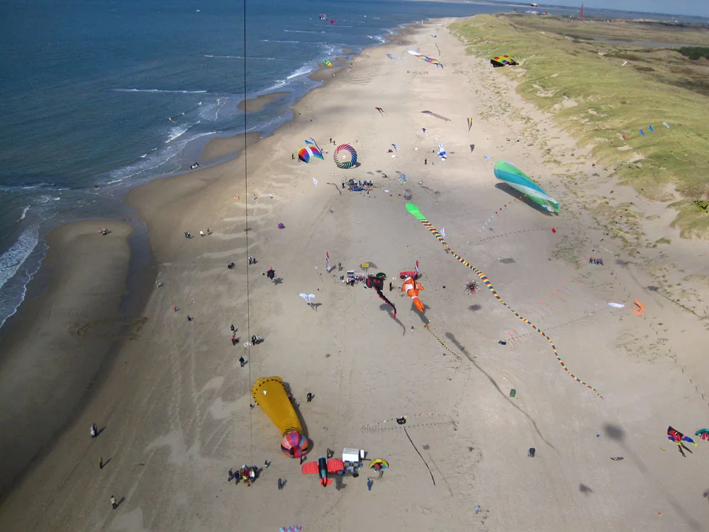 foto van bovenaf van strand en zee met grote vliegers