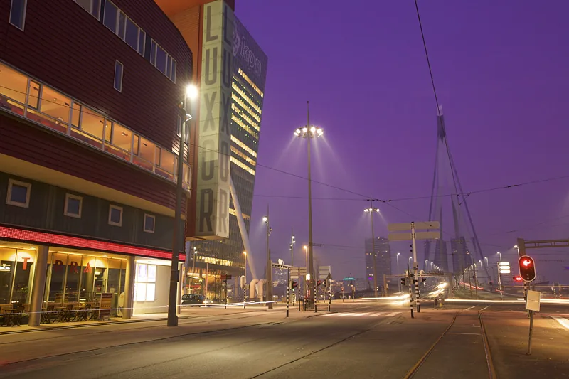 foto: Alex de Smit | Opname op 26 januari 2010, rond 07:35 uur, van het Luxor Theater en Erasmusbrug te Rotterdam