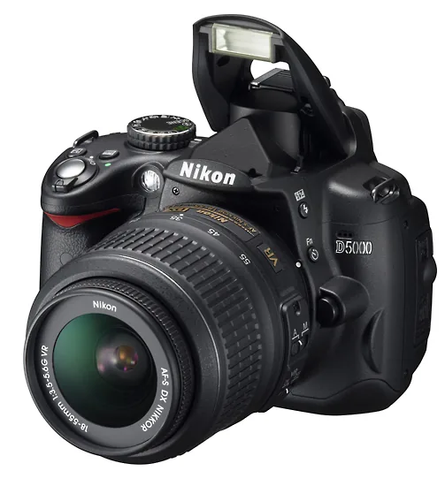 Nikon D5000-spiegelreflexcamera met uitgeklapte flitser