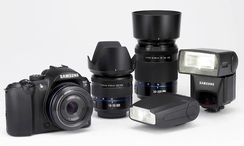 NX10 met de 30 mm, 18-55 mm, 50-200 mm en twee flitsers.