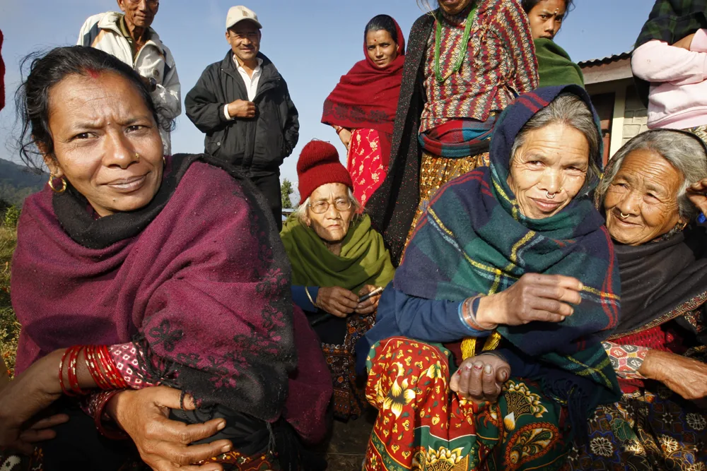 foto van Nepalese mensen hurkend en staand bij elkaar