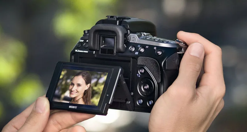 Zo houden alleen fotomodellen een camera vast (deze foto is van Sony).