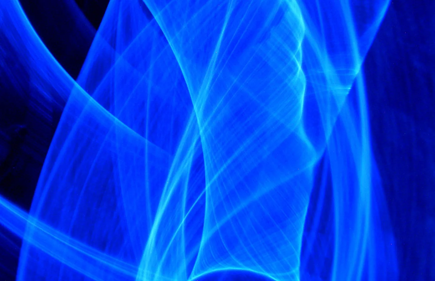 foto van blauwe vormen en lijnen door gebruik van camera tossing