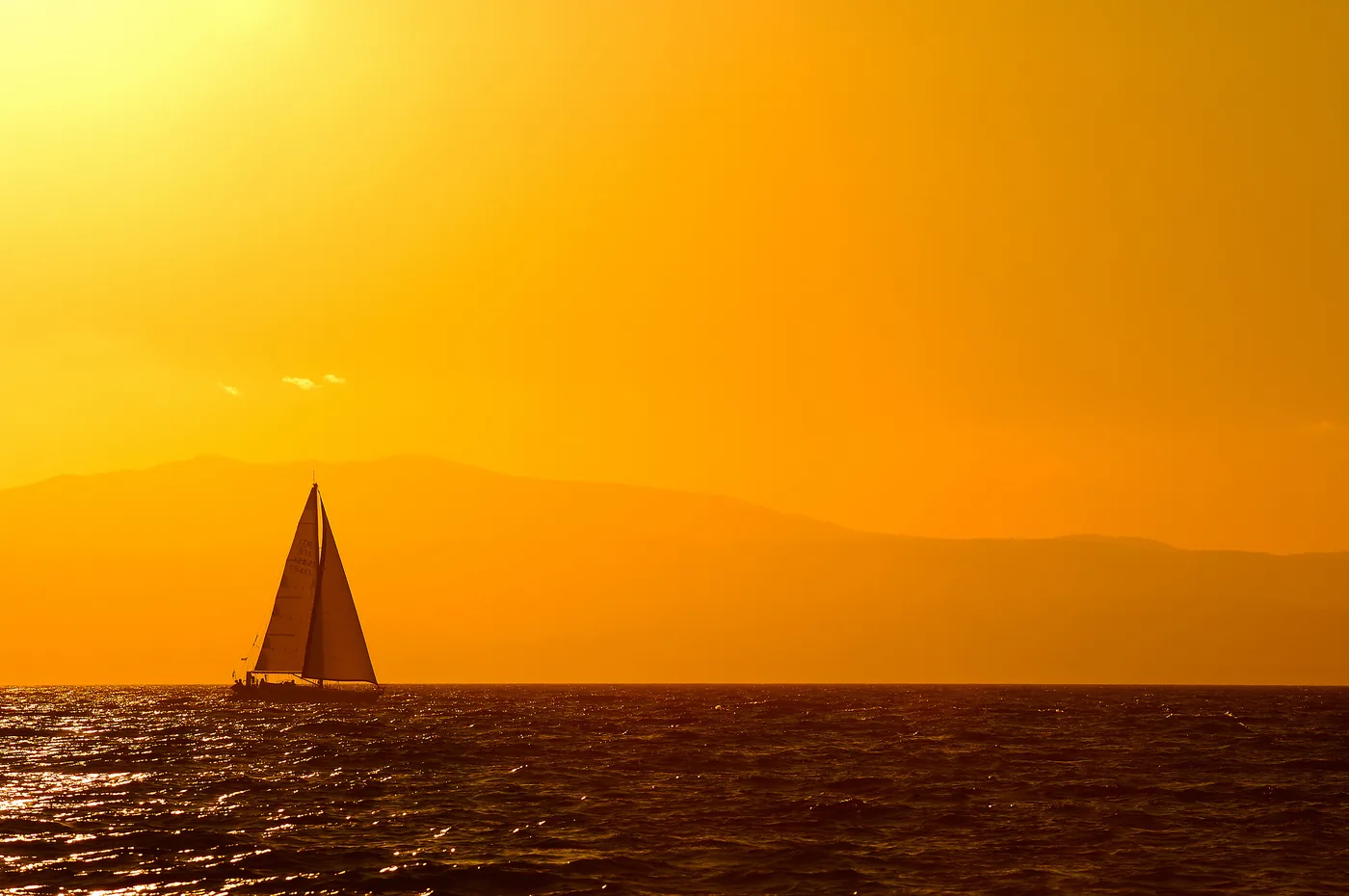 foto van een zeilschip op zee