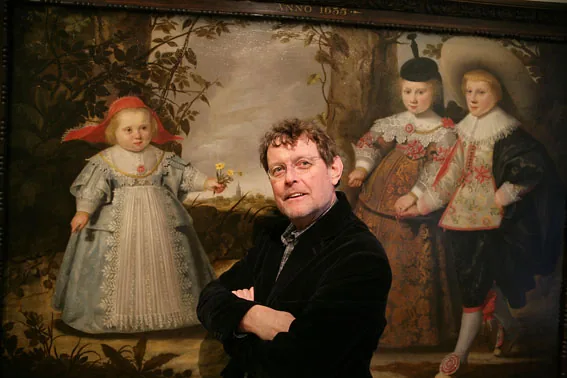 photo of Vincent Mentzel in front of a painting at the Rijksmuseum