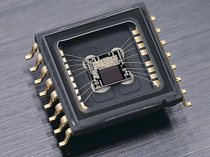 Nikon D700 1,005-pixel RGB metering sensor for light metering and subject tracking