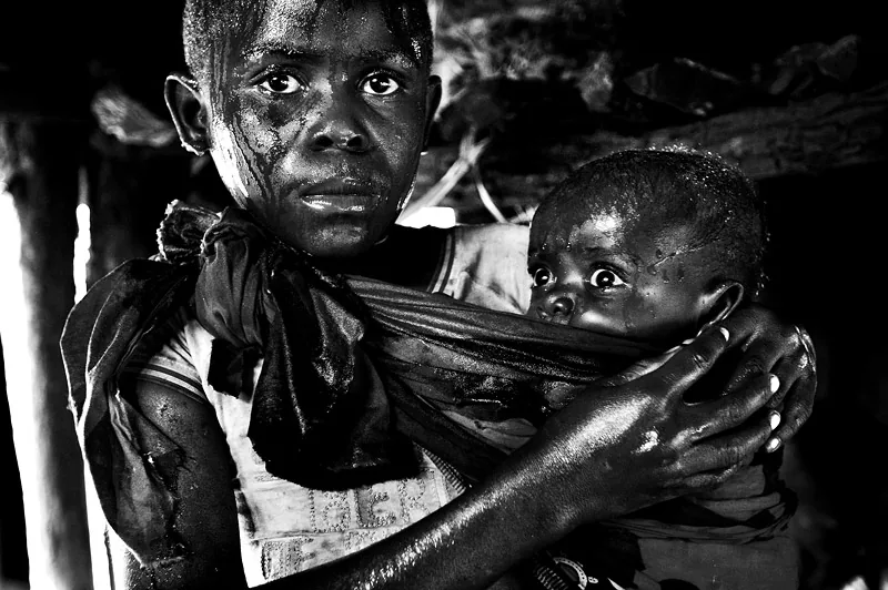 Black-and-white photograph by Pim Ras of a mother and child in Congo