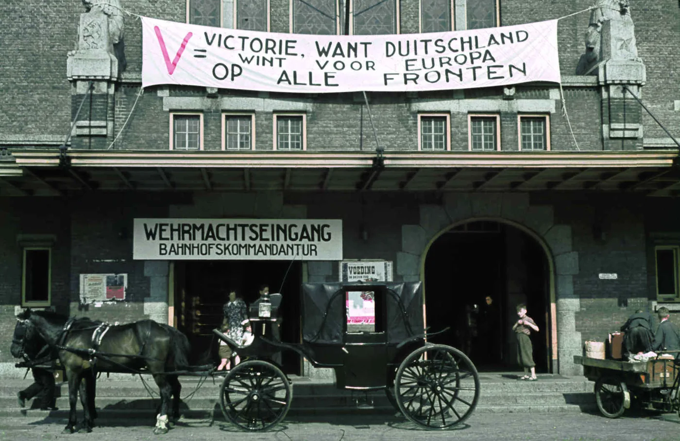 foto: Alphons Hustinx | Maastricht 194, koets met paarden voor station met spandoeken van de nazi';s