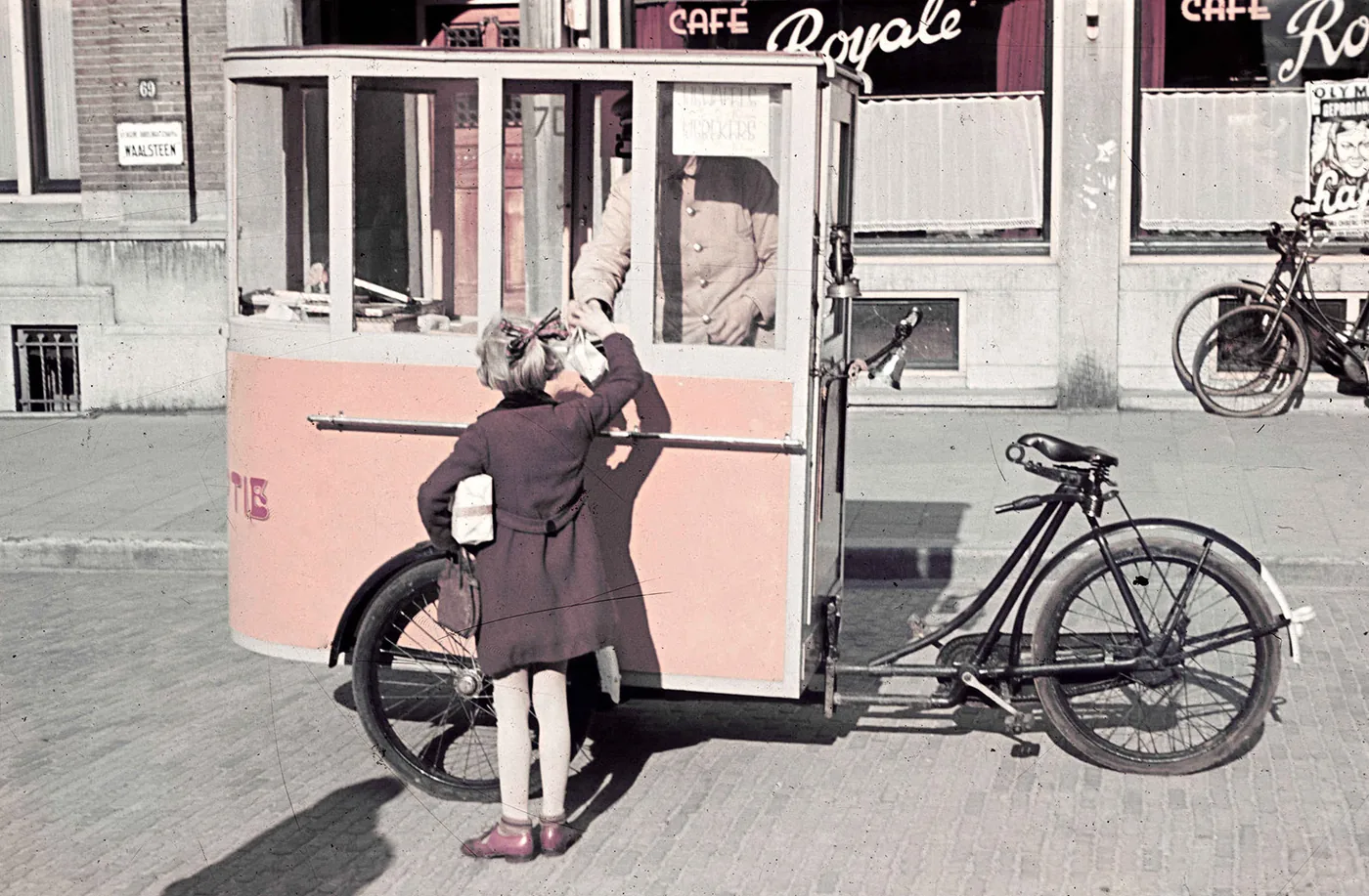 foto: Alphons Hustinx | Nijmegen 1941, ijskar met fiets op straat met kind erbij voor cafe Royale