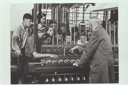 photo: Martien Coppens / Brabant Collection / Tilburg University | Children by the carillon