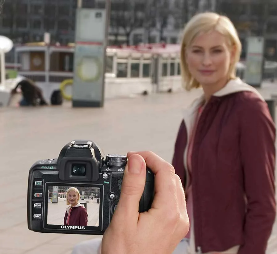 Olympus Pen E-510 maakt foto van vrouw buiten bij kade