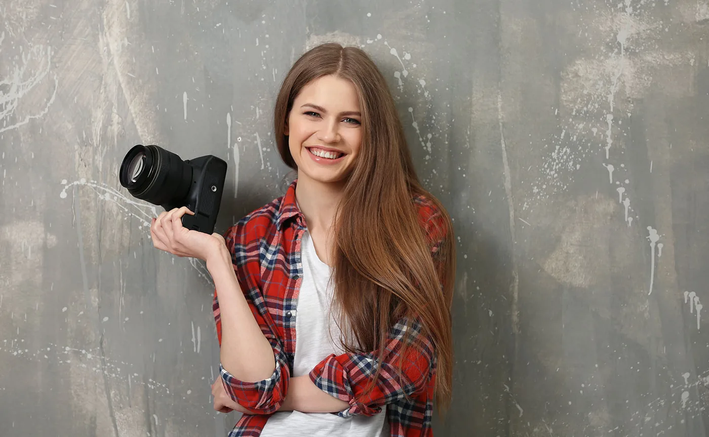 vrolijk meisje met camera 