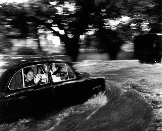 photo: Carl De Keyzer - Bombay, car driving through floodwater
