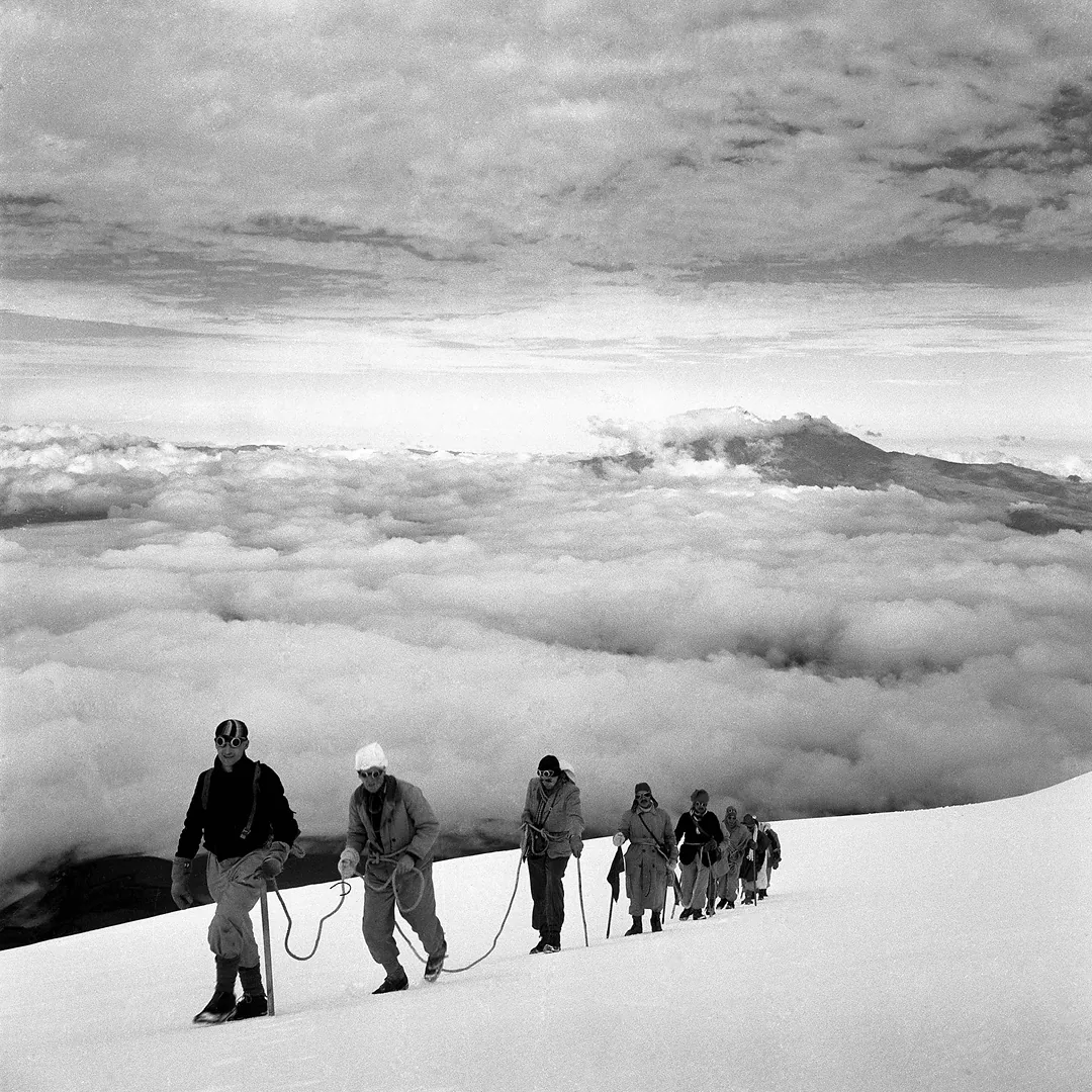 Bergbeklimmers beklimmen de besneeuwde Cotopaxi in Ecuador, gefotografeerd door Rolf Blomberg in 1947