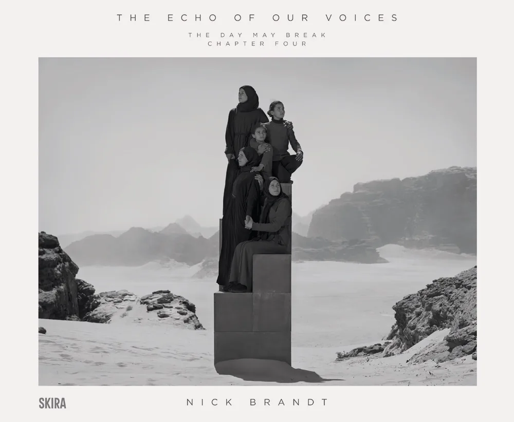 Boekomslag van The Echo of Our Voices van Nick Brandt met twee mensen op een rotsachtige verhoging