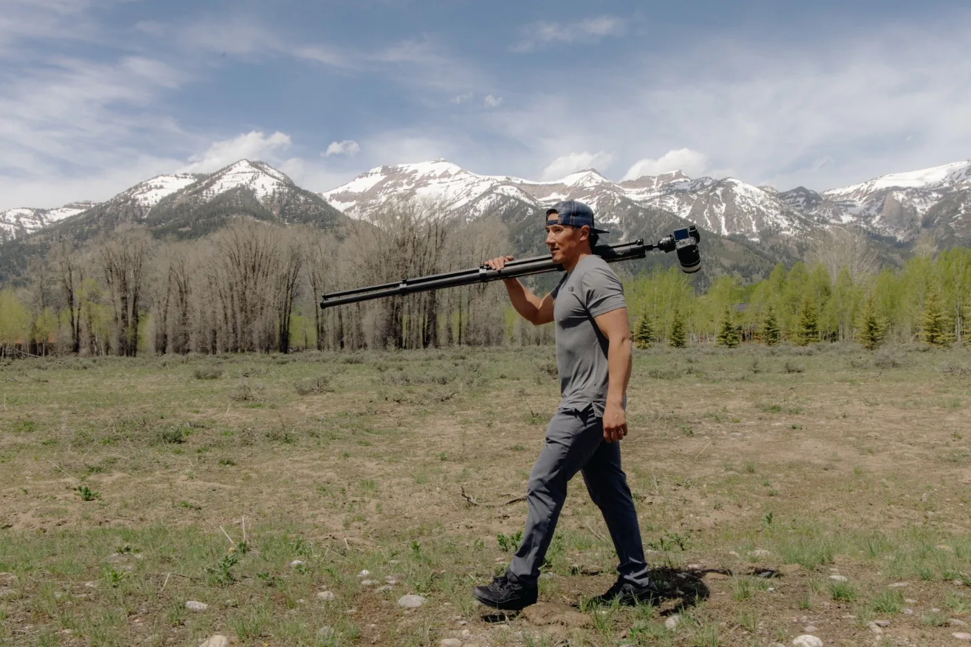 fotograaf jimmy chin in berglandschap met peak design pro statief