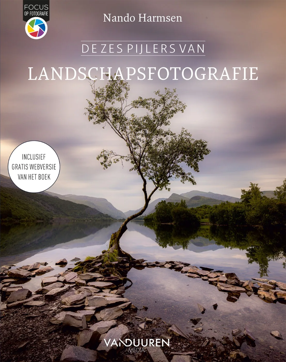 Cover of De Zes Pijlers van Landschapsfotografie by Nando Harmsen, featuring a reflective mountain lake and a distinctive tree on a rocky shore