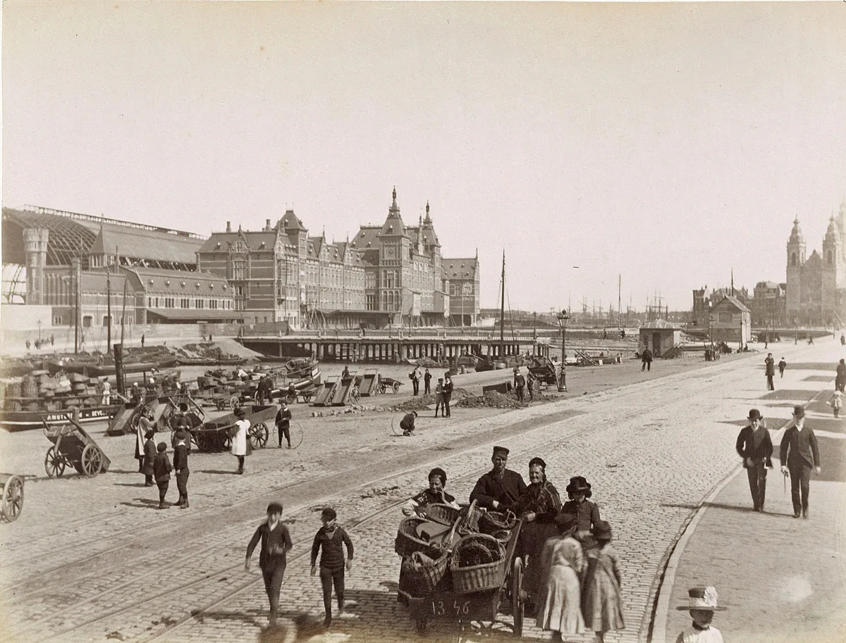 oude zwartwit foto van de Prins Hendrikkade in Amsterdam rond 1900