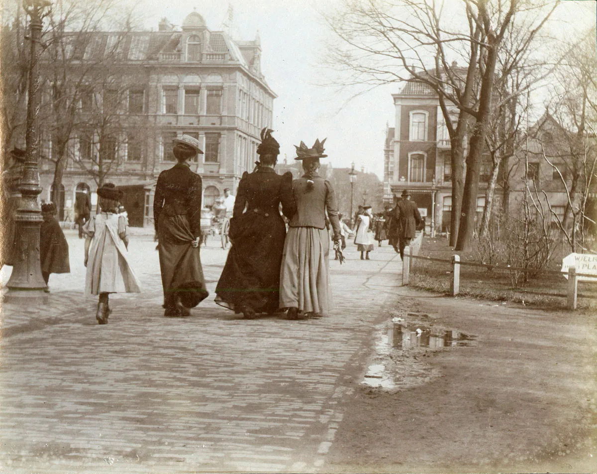 sepia foto van mensen op straat in Amsterdam rond 1900