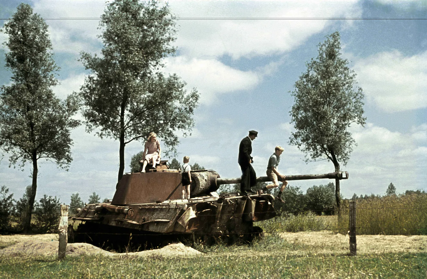 Rare Color Photographs from World War II | Fotografie.nl