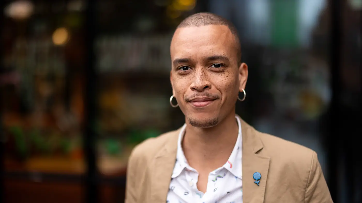 Zakelijk portret van een man in een beige colbert met onscherpe achtergrond