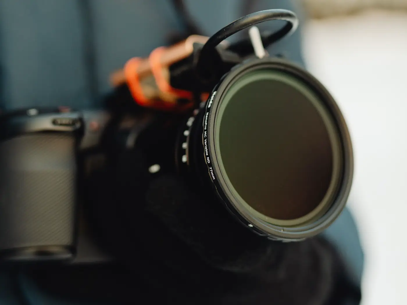 Camera met een rond variabel ND-filter van 77 millimeter op het objectief.