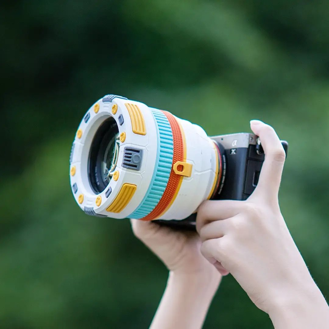 Gepersonaliseerde TTArtisan AF 85mm F1.8 Neo met kleurrijke 3D-geprinte behuizing op een Sony A7C-camera
