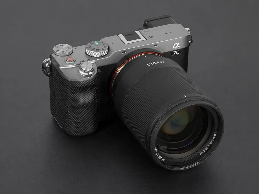 TTArtisan AF 85mm F1.8 Neo portretlens op een Sony A7C-camera