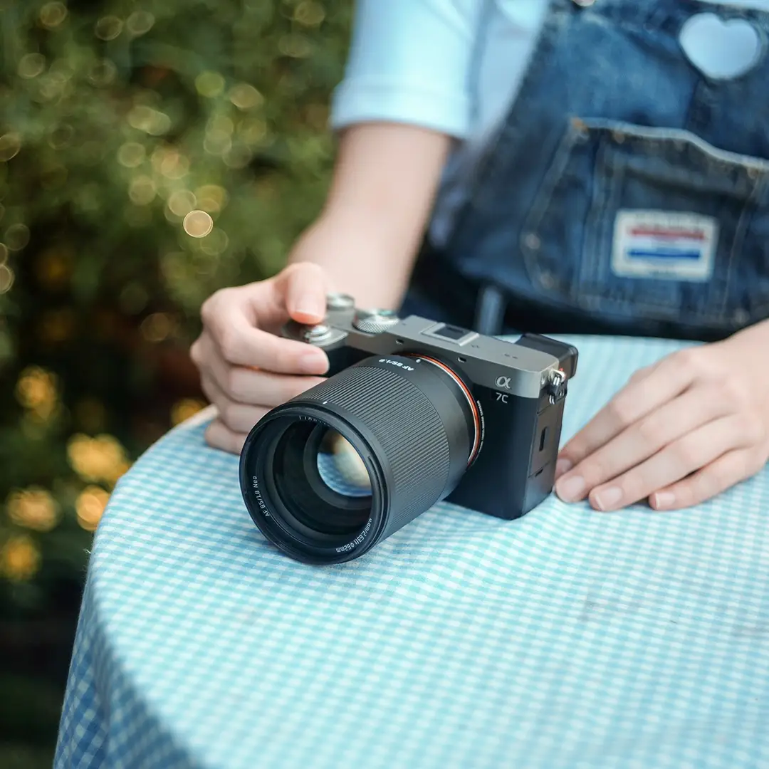 TTArtisan AF 85mm F1.8 Neo portretlens op een Sony A7C-camera