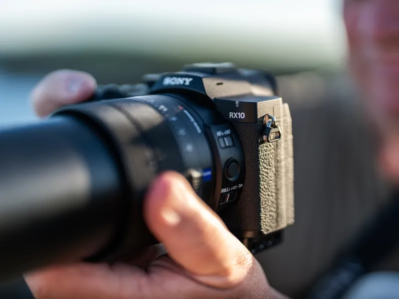 Sony RX10 V: 24-600mm superzoom with AI autofocus
