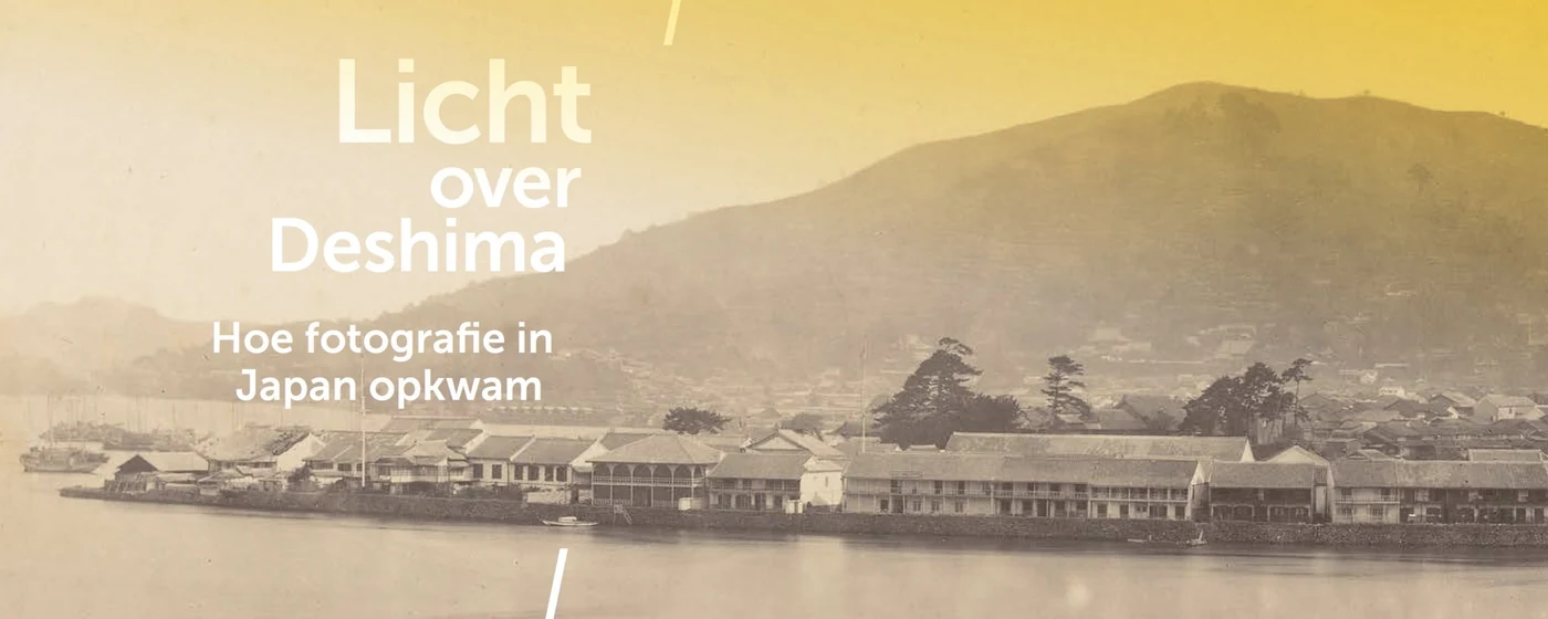 Sepiakleurig promotiebeeld van een haven aan het water met lage bebouwing en heuvels op de achtergrond, met de tekst Licht over Deshima.