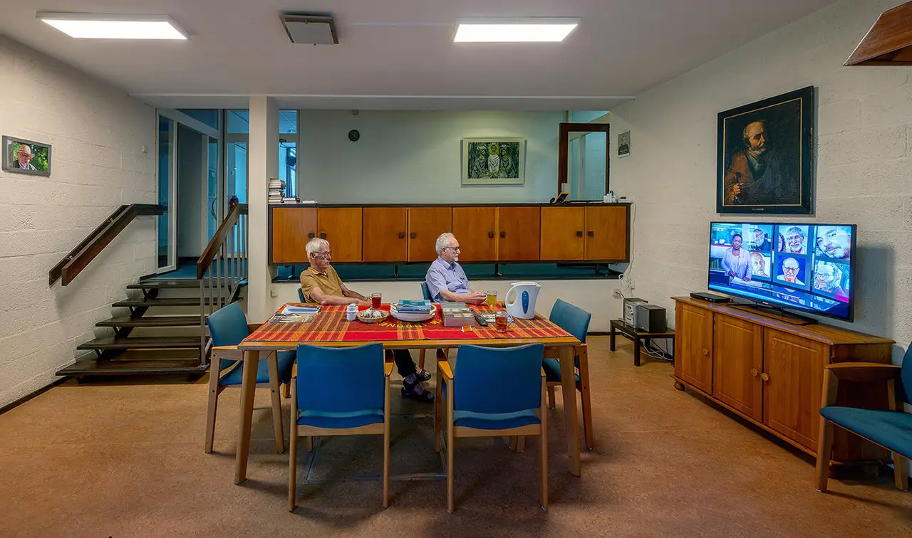 Every day at four o’clock, the NOS News is watched over tea / La Verna City Monastery
