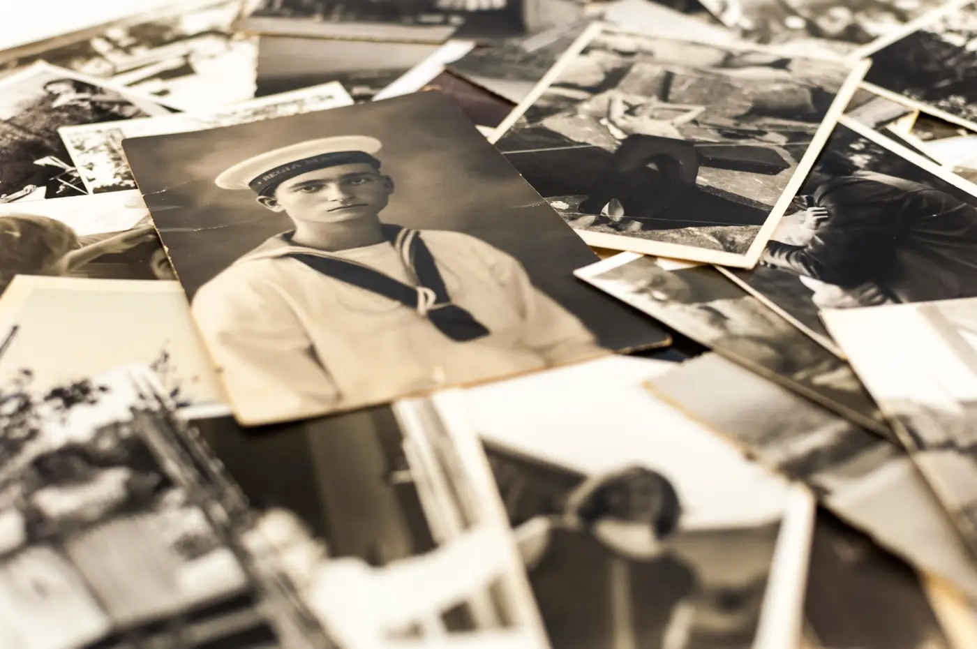 Verzameling oude zwart-witfoto’s uit een familiearchief