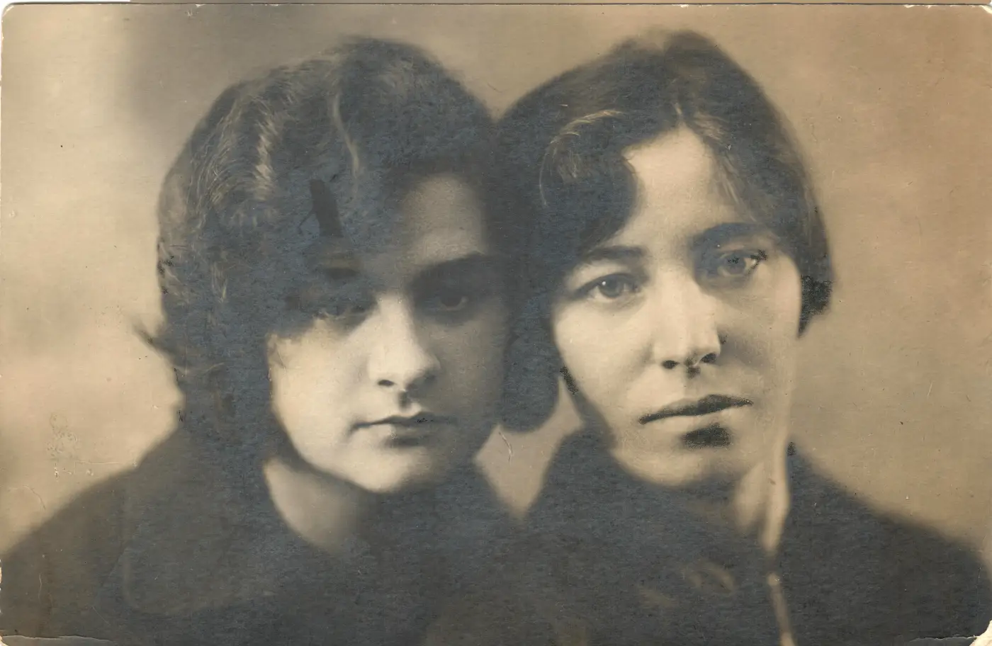 Oude zwart-witfoto van twee jonge vrouwen